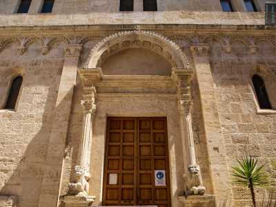 Costeggiando invece il lato settentrionale dell�edificio che affaccia su via Vittorio Veneto, salta subito all�occhio il secondo portone, detto �dei Leoni�